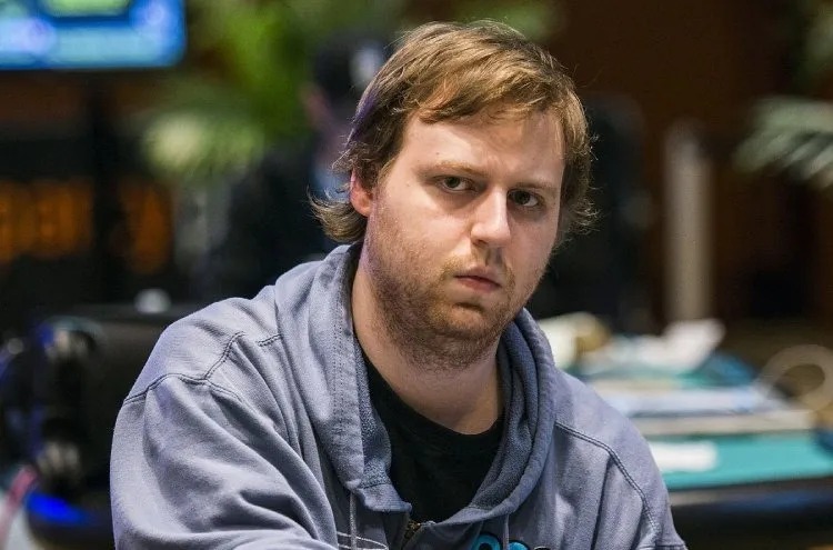 前WSOP主赛冠军朝荷官扔包引起热烈争议