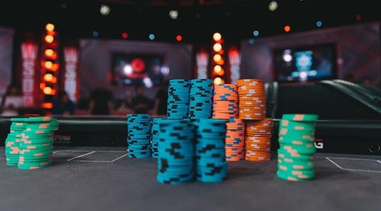 mtt撲克 攻略:五大深籌錦標賽翻牌前必學技巧